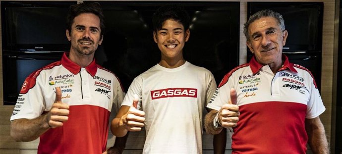 Jorge Martínez Aspar (dcha) junto al piloto japonés Ryusei Yamanaka