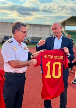 La unidad de guías caninos de la Policía Nacional da una exhibición frente a la selección española de fútbol 