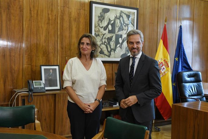 La vicepresidenta tercera del Gobierno y ministra para la Transición Ecológica, Teresa Ribera, y el responsable de Economía del PP, Juan Bravo, a su llegada a una reunión, en el Ministerio de Transición Ecológica, a 22 de septiembre de 2022, en Madrid