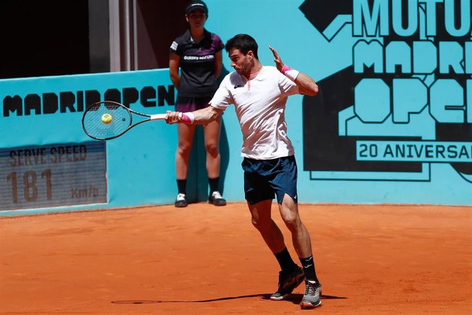 Archivo - Pedro Martínez golpea una bola durante el Mutua Madrid Open 2022