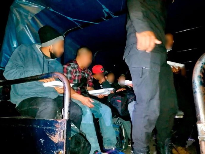 Migrantes hacinados en un caminón parado en México.
