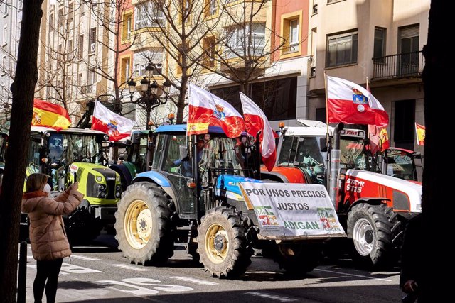 Archivo - Manifestantes y tractores, con pancartas y banderas de España, en una marcha 