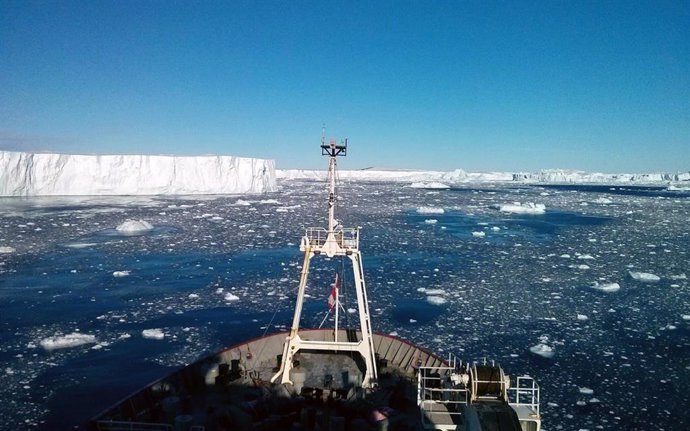Archivo -    Una fuente activa de calor volcánico descubierta bajo el Glaciar Pine Island, el mayor de la Antártida y más afectado por el calentamiento global, se suma a la incertidumbre sobre su futuro