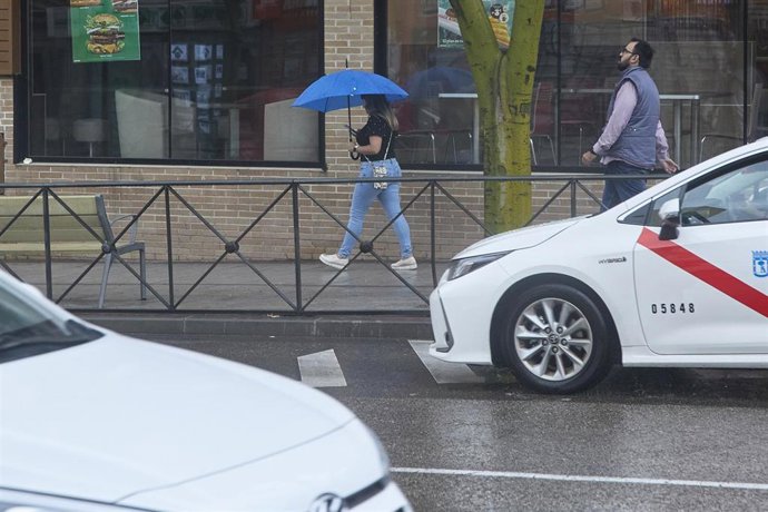 Una mujer con un paraguas pasa por la calle, a 15 de septiembre de 2022, en el distrito de Carabanchel, en Madrid (España). Las precipitaciones producidas por la borrasca Danielle en la Comunidad de Madrid se van a intensificar en el día de hoy confor