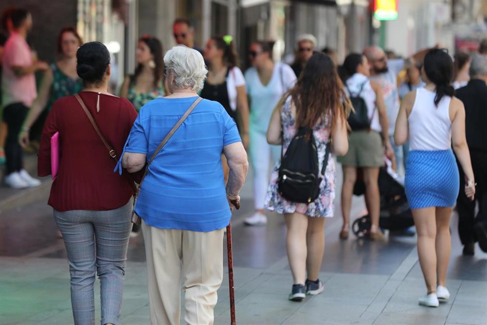 Archivo - Gente paseando
