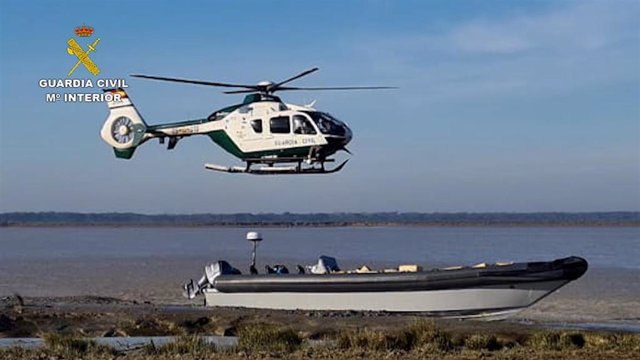 Helicóptero de la Guardia Civil sobre una embarcación incautada tras una operación contra el narcotráfico en Cádiz, por donde se introducía hachís usando también el río Guadalquivir