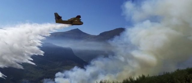 Medios aéreos trabajan en la extinción de incendios en Cantabria