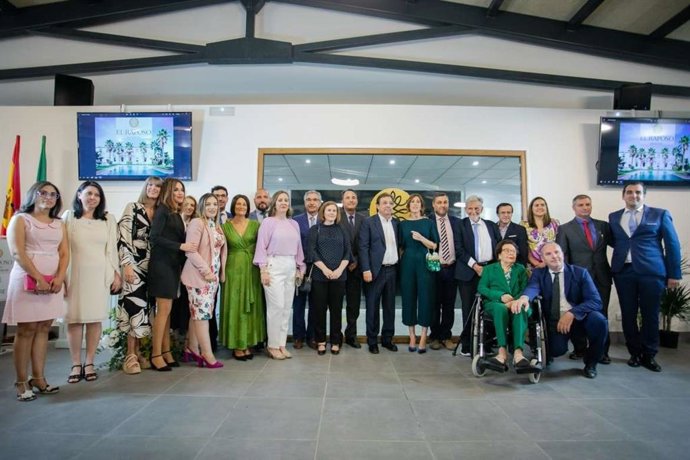 Foto de familia en el acto del centenario del Hotel Balneario 'El Raposo'