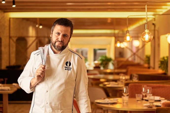 Archivo - Chechu González, jefe de cocina del restaurante María de la O de Granada.