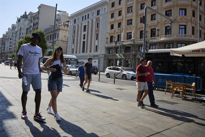 Archivo - Varias personas pasean por la Gran Vía de Madrid, en Madrid (España). 