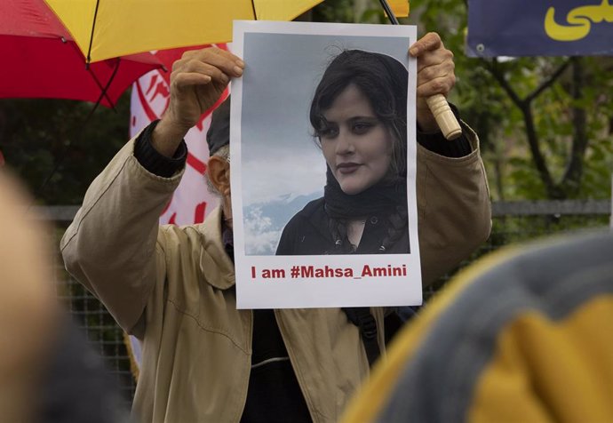 Protesta organizada por el Consejo Nacional de Resistencia de Irán frente a la Embajada iraní en Alemania tras la muerte de Mahsa Amini, detenida en Teherán por llevar mal puesto el velo