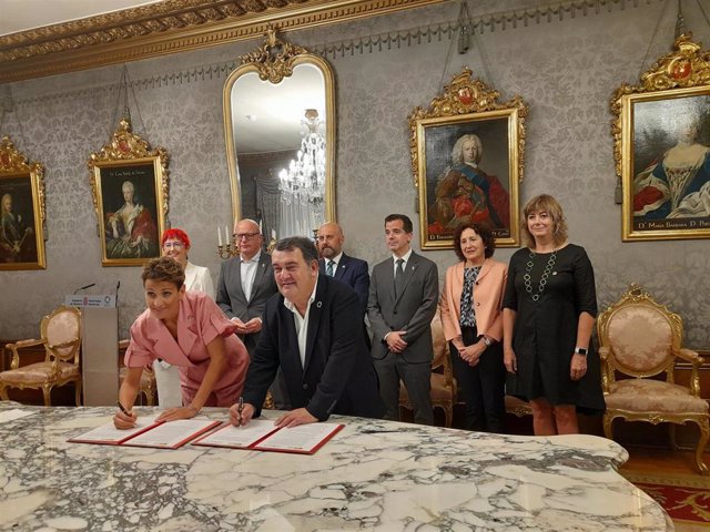 La presidenta de Navarra, María Chivite, y el Alto Comisionado para la Lucha contra la Pobreza Infantil, Ernesto Gasco, durante la firma