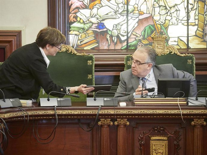 Archivo - El alcalde de Pamplona, Enrique Maya, habla con la teniente de alcalde y concejala de Gobierno Estratégico, Comercio y Turismo, Ana Elizalde, en una imagen de archivo.