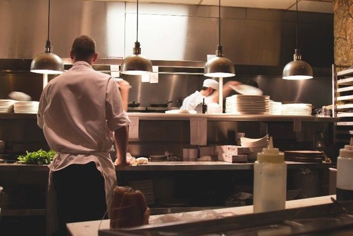 Trabajadores en cocina industrial.