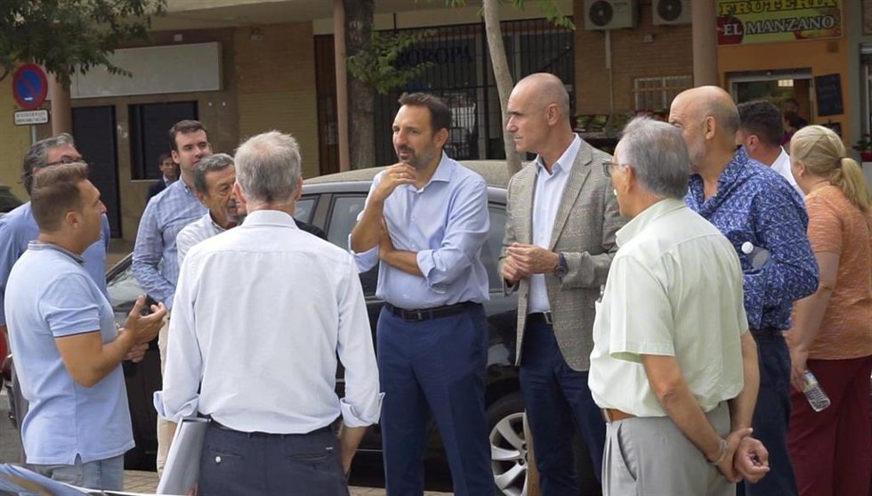El alcalde de Sevilla, Antonio Muñoz, con vecinos y comerciantes de Sevilla Este.