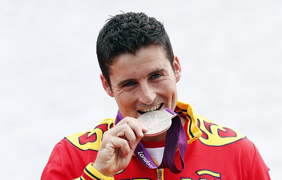 Archivo - El palista español David Cal muerde la medalla de plata lograda en los Juegos Olímpicos de Londres.