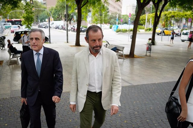El expresidente del FB Barcelona, Sandro Rosell (d), a su llegada al juicio por un presunto delito contra Hacienda, en el juzgado de lo penal 3 de Barcelona, a 12 de septiembre de 2022, en Barcelona, Catalunya (España)