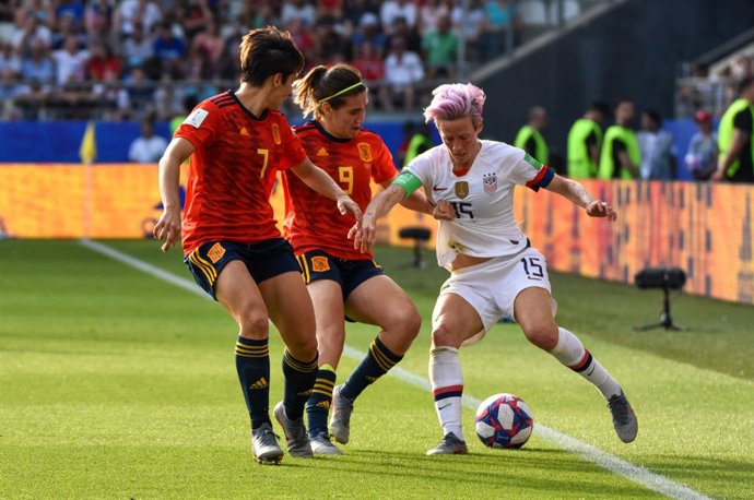 Archivo - Marta Corredera of Spain, Mariona Caldentey of Spain and Megan Rapinoe of USA fight for the ball during the FIFA Women's World Cup France 2019, round of 16, football match between Spain and USA on June 24, 2019 at Auguste Delaune stadium in Re