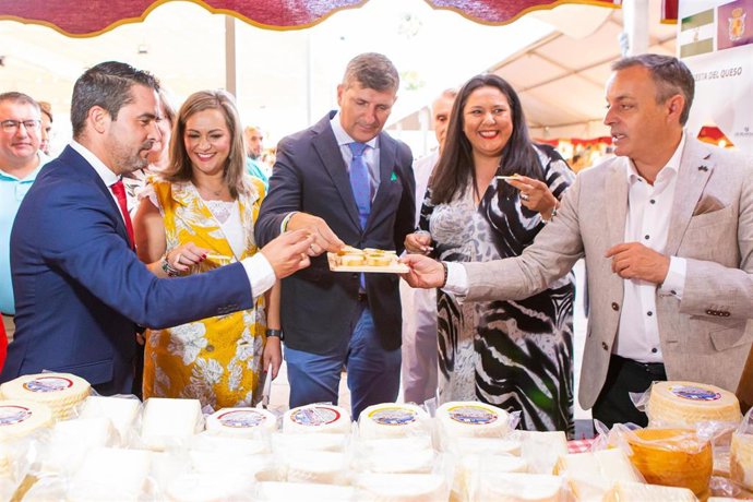 Autoridades en la inaguración de la Fiesta del Queso de Zuheros.
