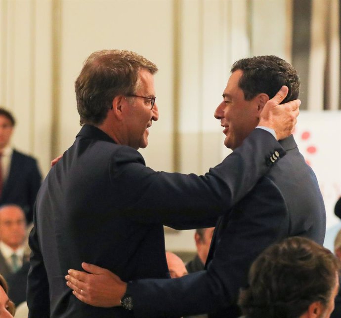 El presidente del Partido Popular, Alberto Núñez Feijóo (i) y el presidente de la Junta de Andalucía, Juanma Moreno (d), se saludan a su llegada al Foro Joly, en el Hotel Westin Palace, a 19 de septiembre de 2022, en Madrid (España). Durante el acto, Mo