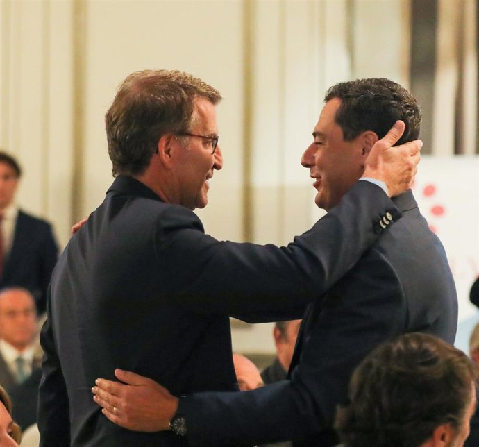 El presidente del Partido Popular, Alberto Núñez Feijóo, y el presidente de la Junta de Andalucía, Juanma Moreno, se saludan a su llegada al Foro Joly, en el Hotel Westin Palace, a 19 de septiembre de 2022, en Madrid (España). 