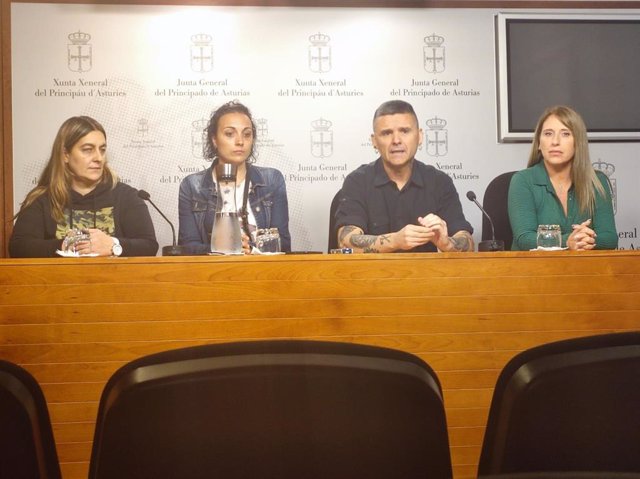 Rueda de prensa del portavoz de Podemos en la Junta General, Rafael Palacios, y representantes de la Plataforma Ayudas al Alquiler de Vivienda