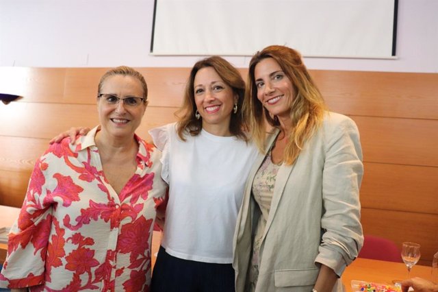 La candidata a la presidencia del PP de Málaga, Patricia Navarro, junto con la alcaldesa de Fuengirola,  Ana Mula, y por la vicesecretaria de Sociedad de Bienestar Ana Carmen Mata
