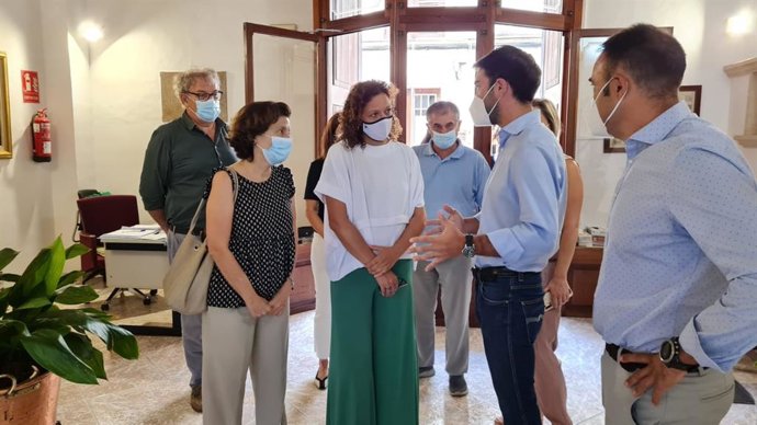 La consellera de Asuntos Sociales y Deportes, Fina Santiago; la presidenta del Consell de Mallorca, Catalina Cladera, y el alcalde de Llucmajor, Éric Jareño, en una visita a la residencia de Llucmajor.