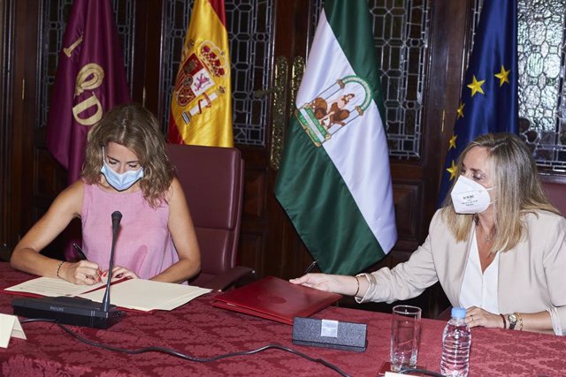 Archivo - Imagen de archivo de la consejera de Fomento, marifrán Carazo, con la ministra de Transportes, Raquel Sánchez.