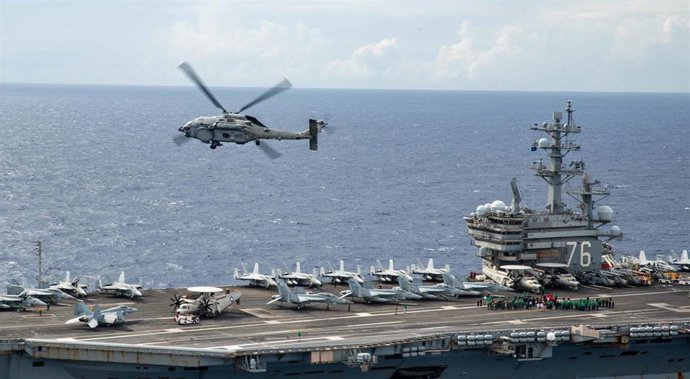 Archivo - Un helicóptero sobrevuela el 'USS Ronald Reagan'