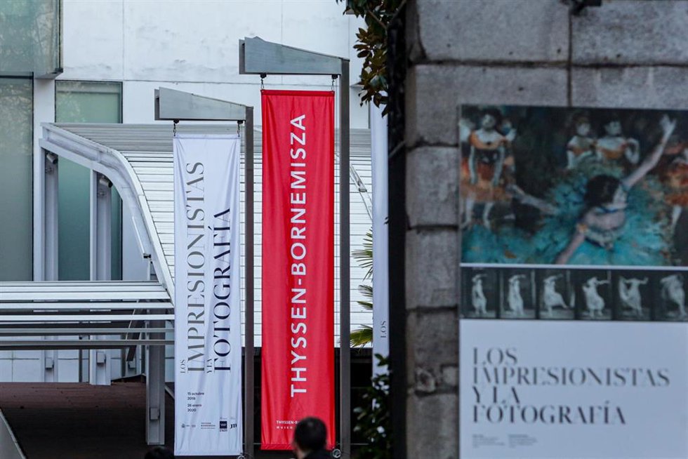 Archivo - Banderolas en la entrada al Museo Thyssen-Bornemisza.