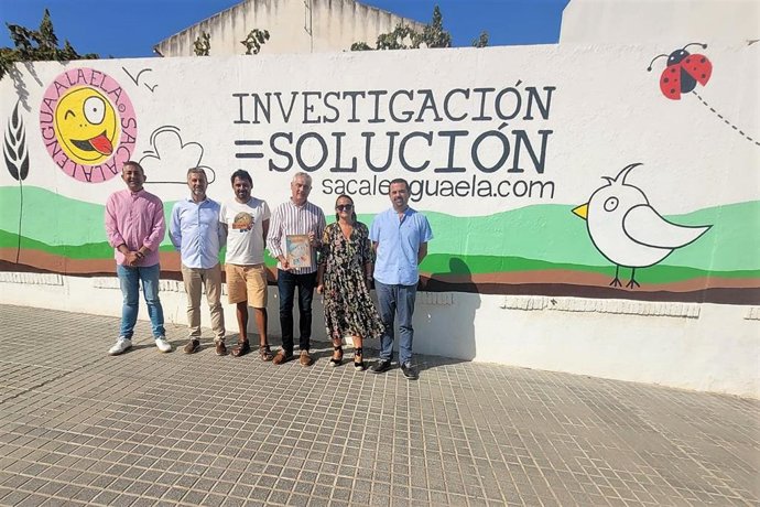 El presidente del IPBS, Francisco Ángel Sánchez (segundo por la izda.), visita la sede de la asociación Saca la lengua a la ELA.