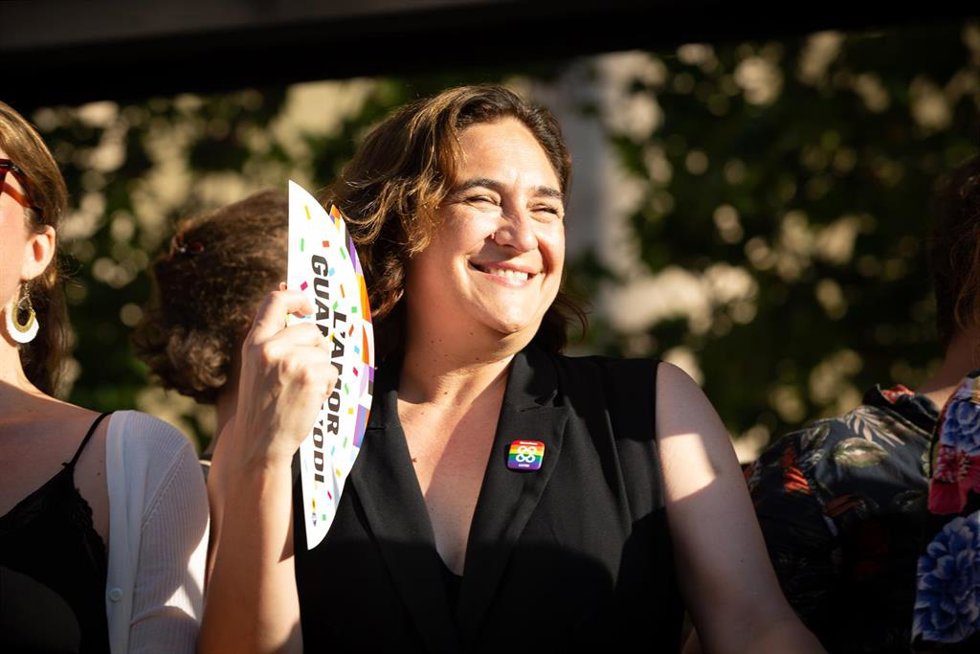 Archivo - La alcaldesa Ada Colau en la manifestación Pride! Barcelona con motivo del Orgullo LGTBI. Archivo