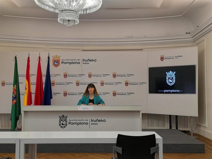 Archivo - La portavoz socialista en el Ayuntamiento de Pamplona, Maite Esporrín, durante una rueda de prensa.