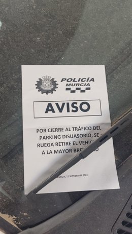 Aviso en el que el Ayuntamiento de Murcia anuncia la prohibición de estacionar en el aparcamiento ubicado junto al edificio de la antigua Oficina de Extranjería y bajo la autovía, en Barriomar