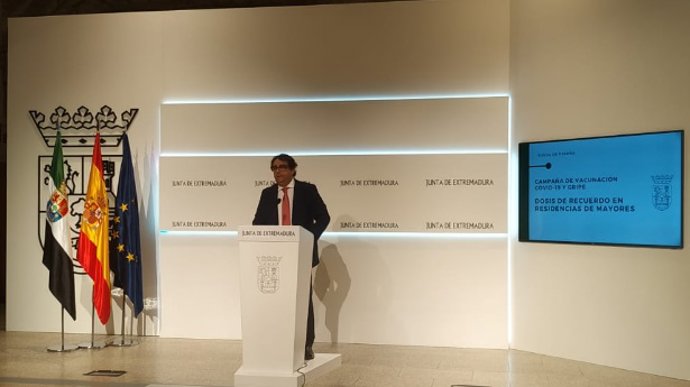 El vicepresidente segundo y consejero de Sanidad y Servicios Sociales, José María Vergeles, presenta la campaña de la vacunación de la gripe en Mérida