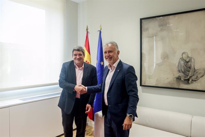 El ministro de Inclusión, Seguridad Social y Migraciones, José Luis Escrivá (i) y el presidente del Gobierno de Canarias, Ángel Víctor Torres (d), se saludan a su llegada a una reunión en el Ministerio.