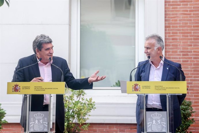 El ministro de Inclusión, Seguridad Social y Migraciones, José Luis Escrivá (i) y el presidente del Gobierno de Canarias, Ángel Víctor Torres (d), comparecen después de su reunión en el Ministerio de Inclusión, Seguridad Social y Migraciones.