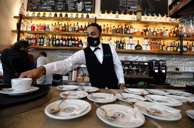 Archivo - Un camarero prepara cafés en un restaurante.