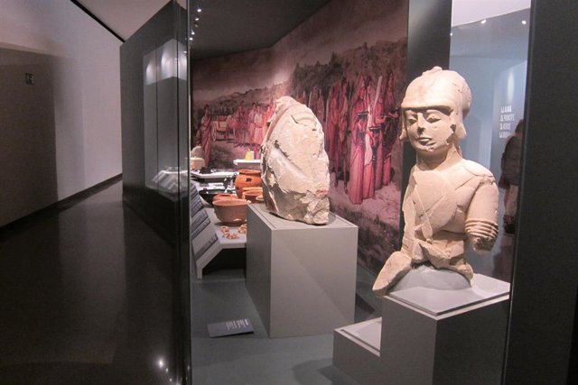 Archivo - Piezas expuestas en el Museo Íbero, con el 'Guerrero de la doble armadura', de Porcuna, en primer plano.