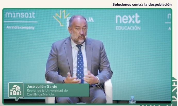 El rector de la UCLM, Julián Garde.