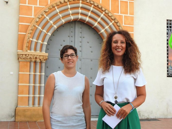 La delegada de Turismo del Ayuntamiento de Alcalá de Guadaíra, Rosa Carro, con Lara Cervera, una de las promotoras, que  han presentado este viernes las actividades.
