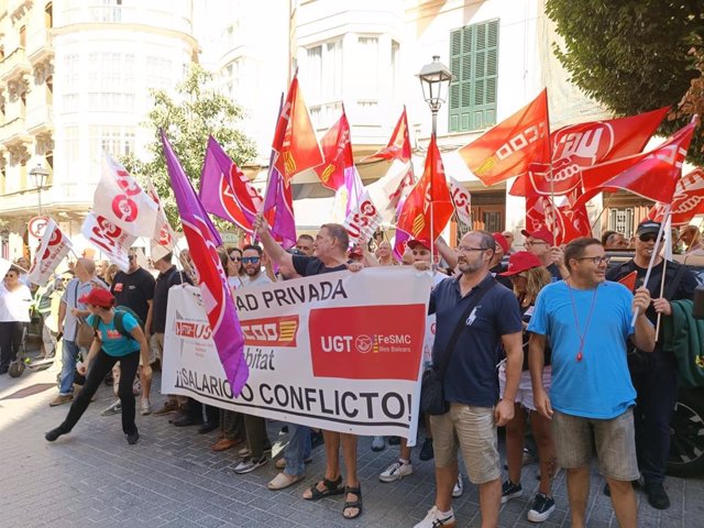 Un centenar de trabajadores de seguridad privada protestan frente a la Delegación del Gobierno.