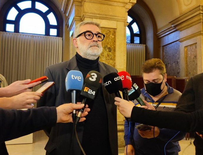 Archivo - El diputado de la CUP en el Parlament Carles Riera en declaraciones en el Parlament en una foto de archivo