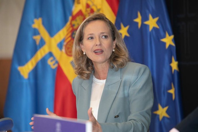 La vicepresidenta del Gobierno y ministra de Economía, Nadia Calviño en rueda de prensa en Oviedo.