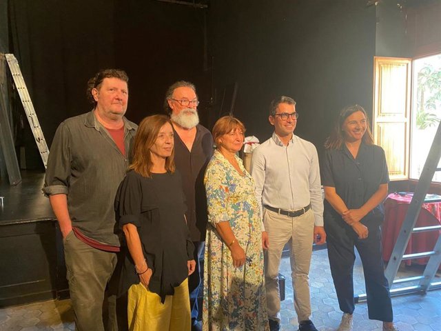 El conseller de Fondos Europeos, Universidad y Cultura, Miquel Company,  junto a la Directora General de Cultura, Catalina Solivellas y miembros de la Escuela de Artes Escénicas del Teatre Sans.