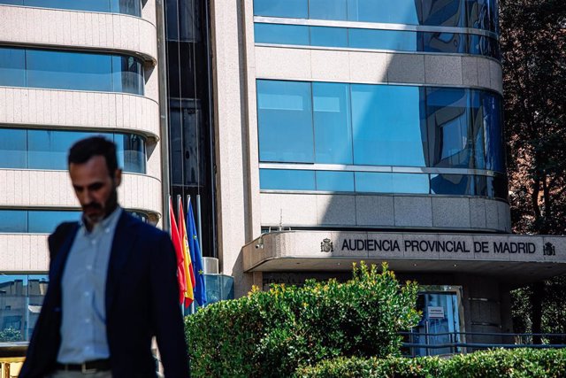 Archivo - Un hombre delante de la Audiencia Provincial de Madrid.