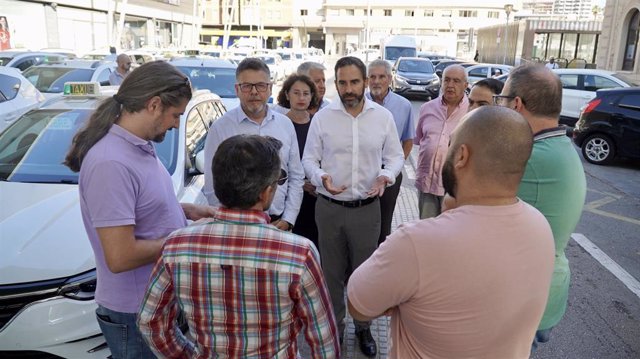 El secretario general del PSOE de Málaga y portavoz en el Ayuntamiento de la capital, Daniel Pérez, muestra apoyo al sector del taxi