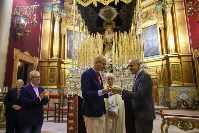 El alcalde de Sevilla, Antonio Muñoz, entrega el bastón de mando de la tenencia de Alcaldía del Distrito Cerro-Amate al hermano mayor del Cerro, Manuel Zamora.