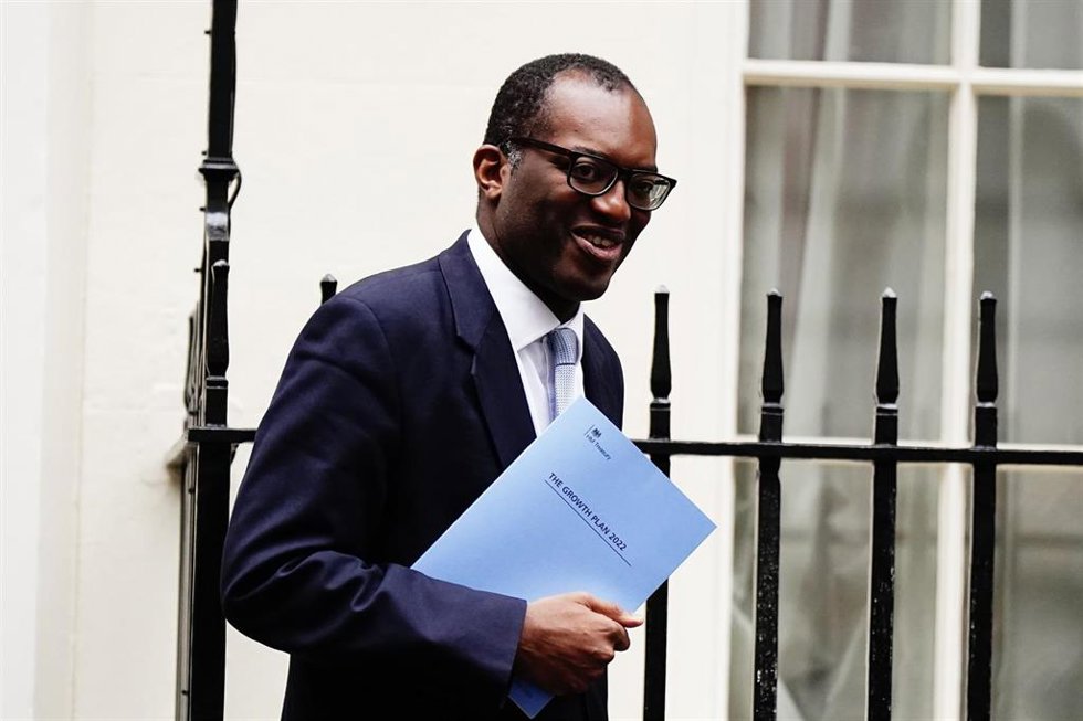 23 September 2022, United Kingdom, London: UK's Chancellor of the Exchequer Kwasi Kwarteng leaves 11 Downing Street to make his way to the Treasury Department to deliver his mini-budget. Photo: Aaron Chown/PA Wire/dpa